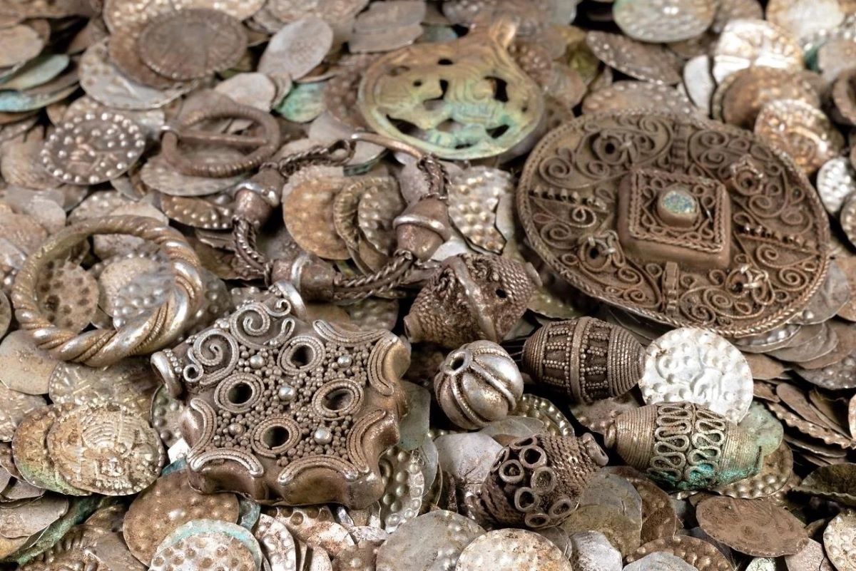 Hunter Hoard Worm hunter discovers medieval hoard « Euro Weekly News
