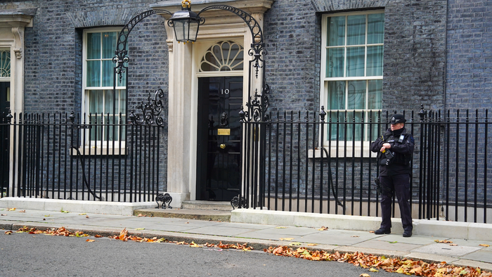 nº 10 Downing Street. London with police officer outside