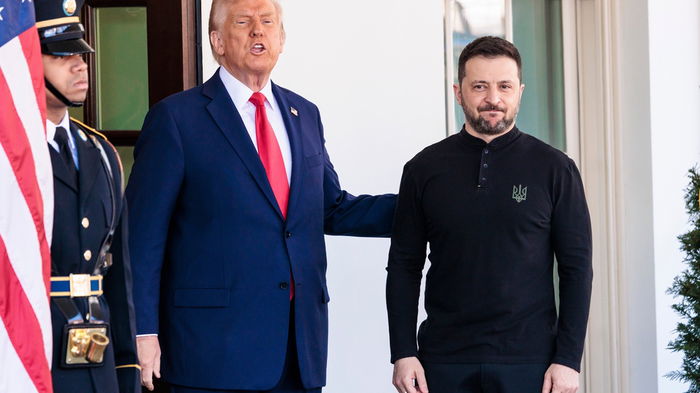 Donald Trump stands alongside Ukrainian President Volodymyr Zelensky during a meeting in the United States.
