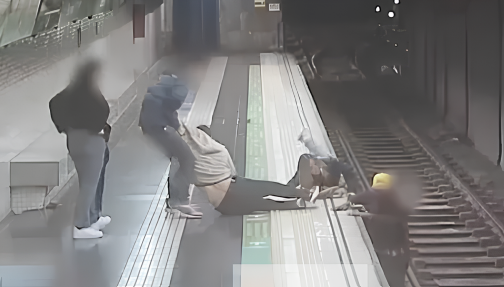 Off-duty female Mossos officer rescues man from Barcelona Metro tracks