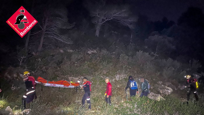 Firefighters rescue three Dutch septuagenarians in five-hour night mountain operation in Benigembla
