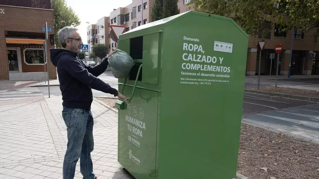Turn Old Clothes into CASH?! AI Recycling Revolutionizes Fashion!