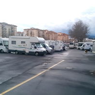 Centre of Fuengirola inundated with mobile travellers.