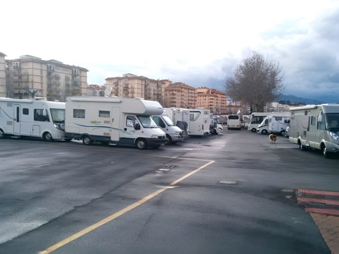Centre of Fuengirola inundated with mobile travellers.