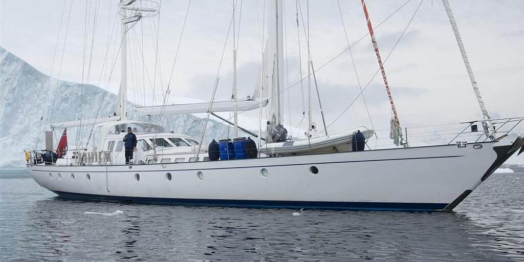 €1 Yacht Share?! Stranded Superyacht Mystery Off Mallorca!
