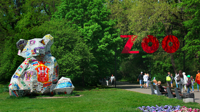 Statue of a teddy bear by the entrance of a zoo