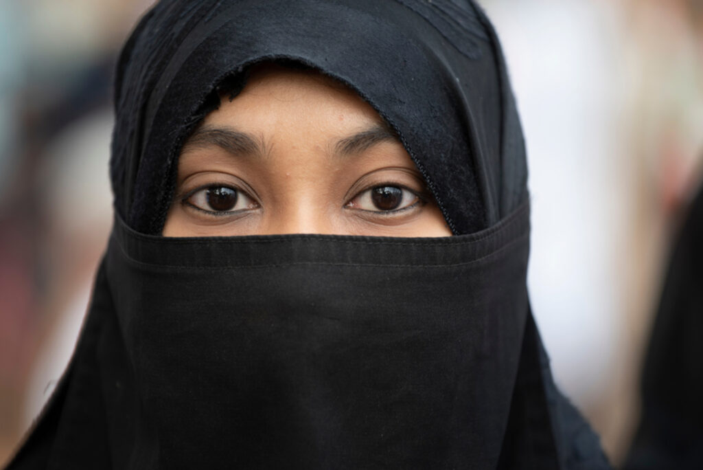 Nijar Bans Face Coverings in Buildings! What Happens Next?!