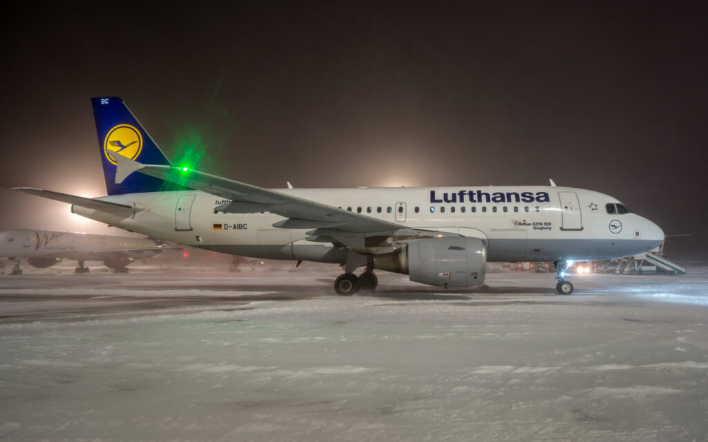 Snow Chaos! 500 Stranded as Flights Grounded, Staff Vanish!