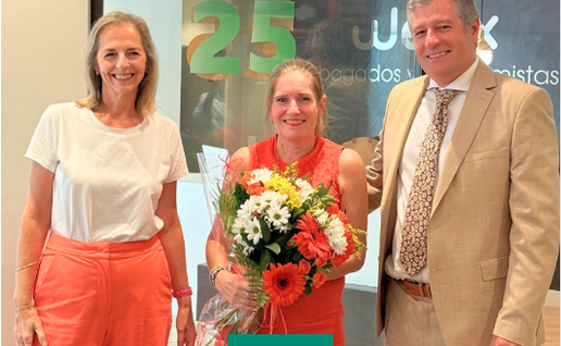 Picture of Sara Duarte from Welex receiving a bouquet of flowers for 25 years service
