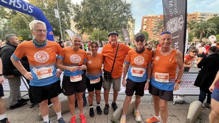 Los Bandidos running club at a race