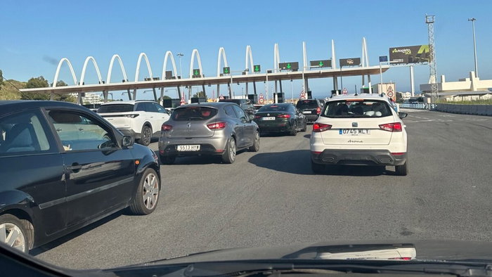 Tired drivers arriving at the AP-7 toll.