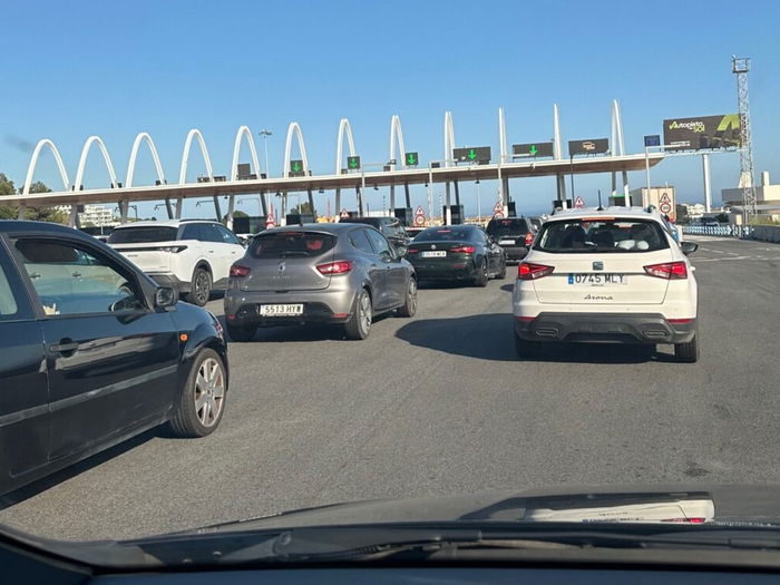 Tired drivers arriving at the AP-7 toll.
