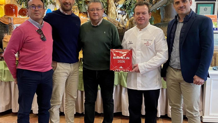 Terraza Carmona receives the award.