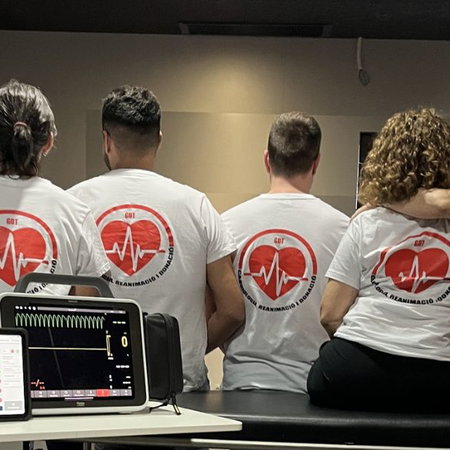 Tenant and landlord signing rental contract in Spain amid proposed 2 percent rent cap