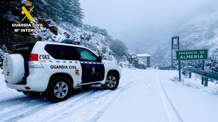 Guardia Civil rescue lost hikers