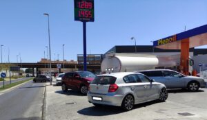 Growing queues at petrol stations due to Iran crisis.