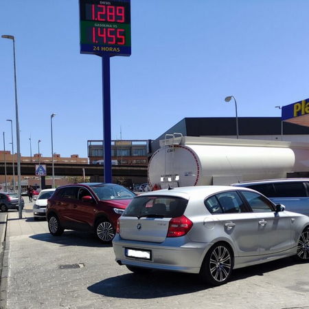 Growing queues at petrol stations due to Iran crisis.
