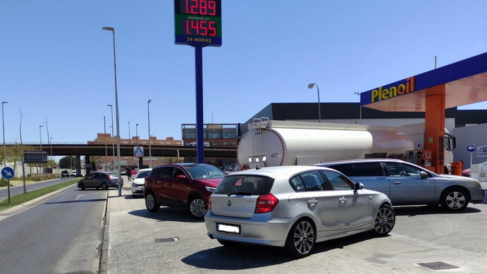 Growing queues at petrol stations due to Iran crisis.