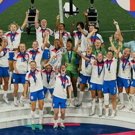 Tenant and landlord signing rental contract in Spain amid proposed 2 percent rent cap