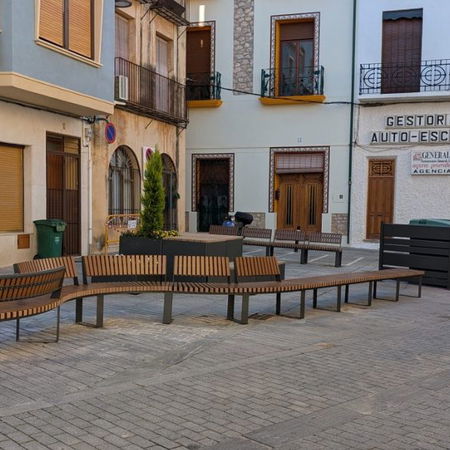 Alarm clock in a spring flower field symbolising Spain’s daylight saving time change.