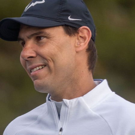 Alarm clock in a spring flower field symbolising Spain’s daylight saving time change.