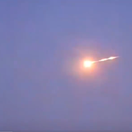 Meteorite coming through the atmosphere