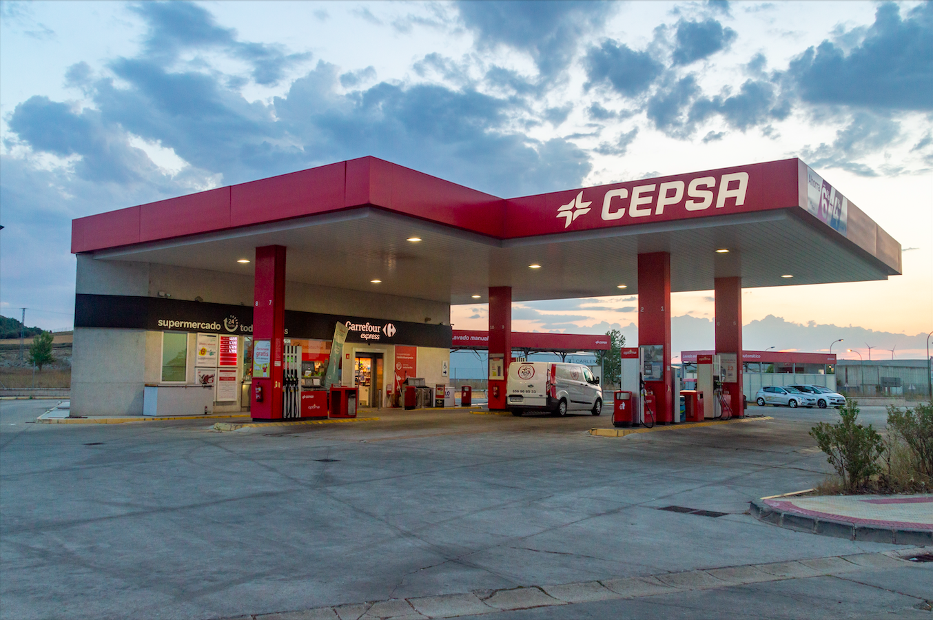 Spain’s fuel price cut brings in drivers from neighbouring countries