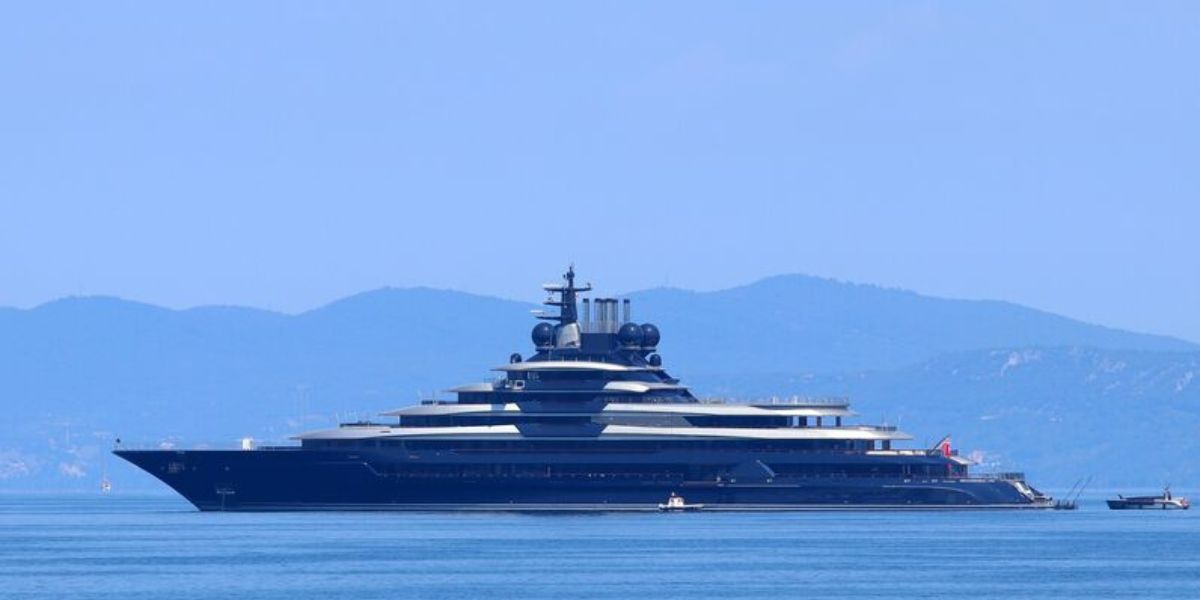 €400m Superyacht Spotted Off Mallorca’s Puerto Portals – Complete With Its Own Beach Club