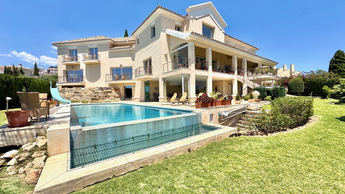 TOP243781 - 6 BED VILLA + 2 BED