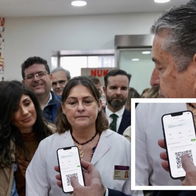 Antonio Sanz presents the new health app & QR code.