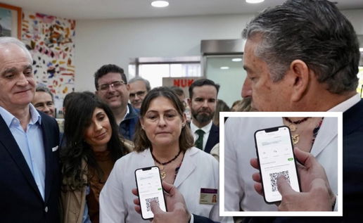 Antonio Sanz presents the new health app & QR code.