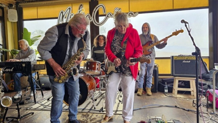 Mama Paula Blues Band.