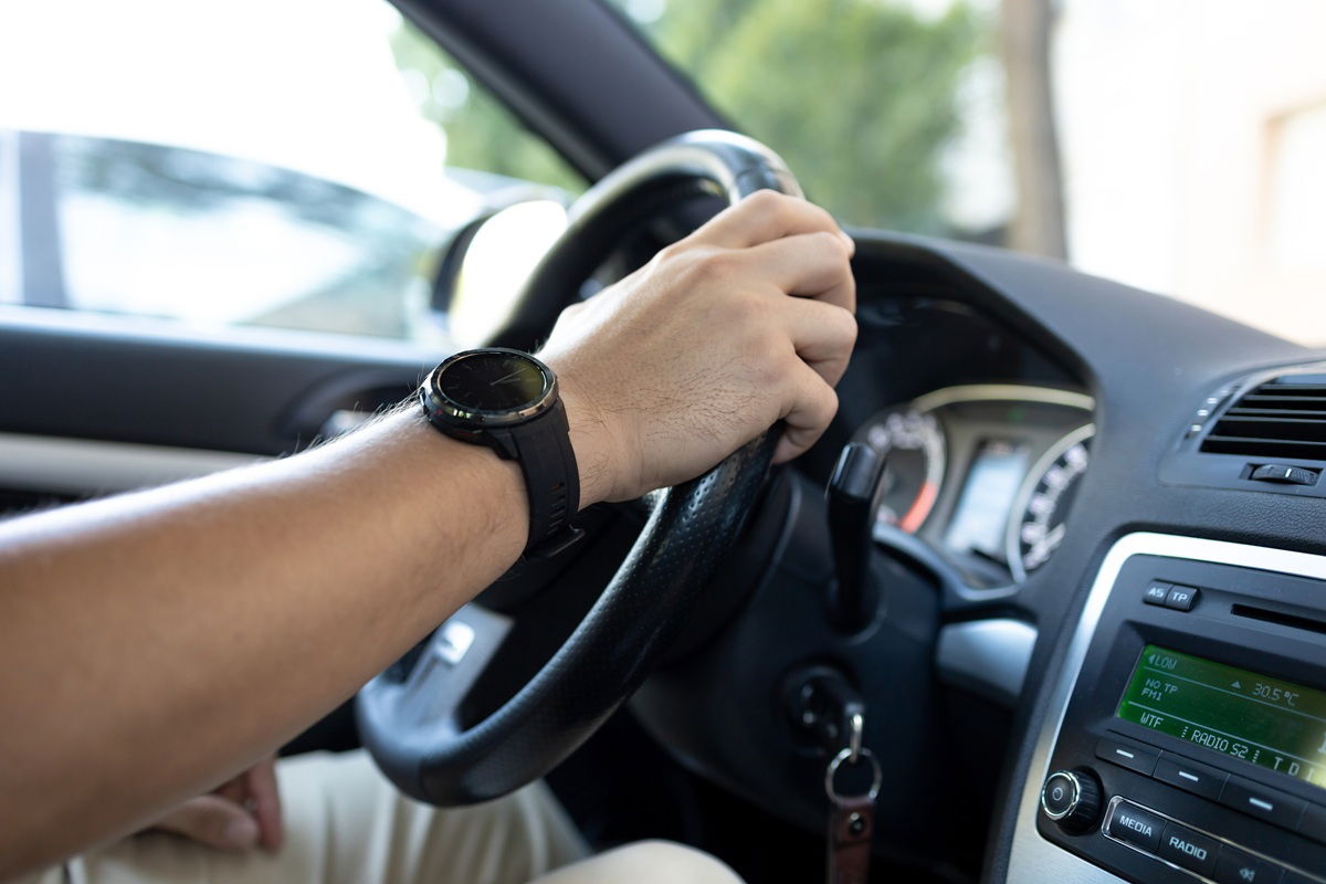 Spain Driving Rule Warning. You Can Be Fined For Driving One-handed – What It Means For You