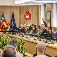 Elda town hall councillors voting during plenary session on 2026 municipal budget