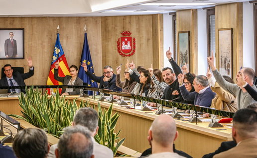 Elda town hall councillors voting during plenary session on 2026 municipal budget