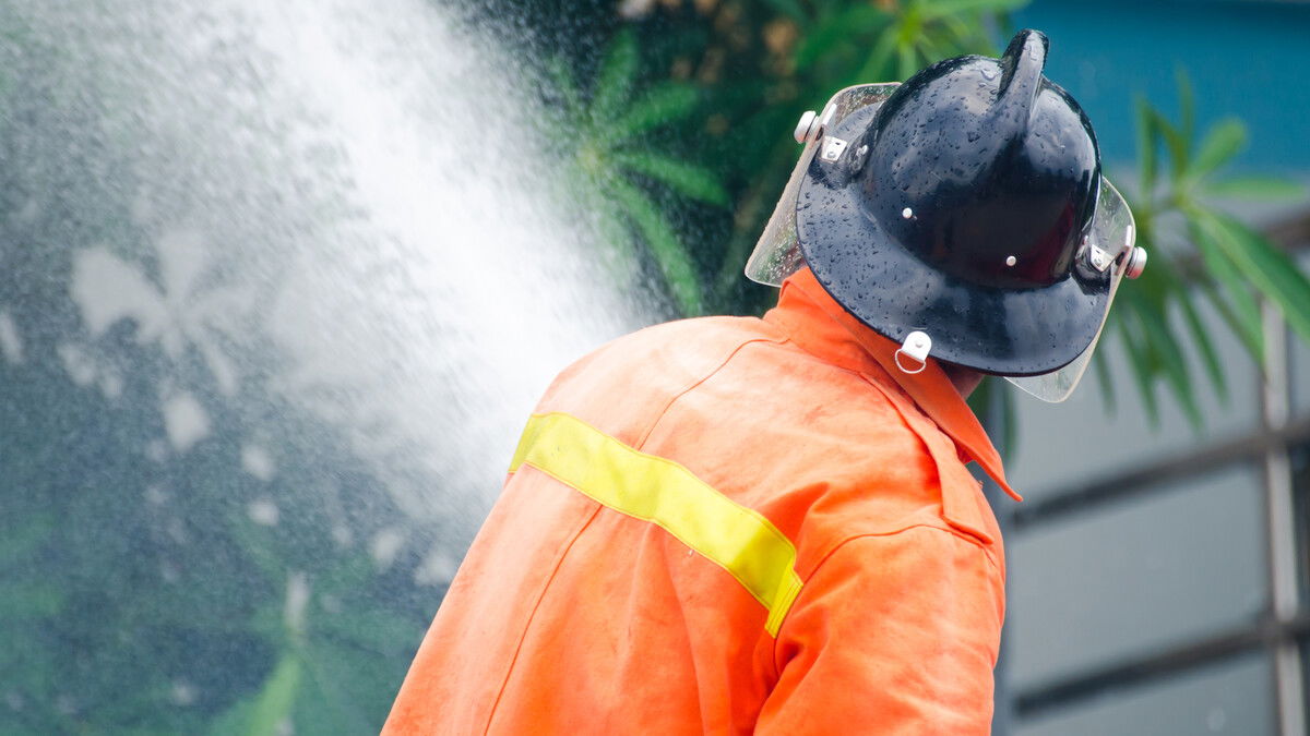 Swift emergency response limits damage after house fire in Pilar de la Horadada