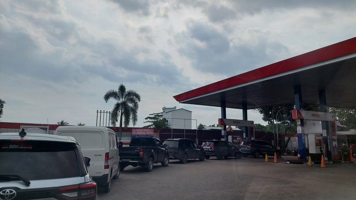 Cars queue at a busy petrol station after a fuel price mistake showed petrol at €0.01 per litre