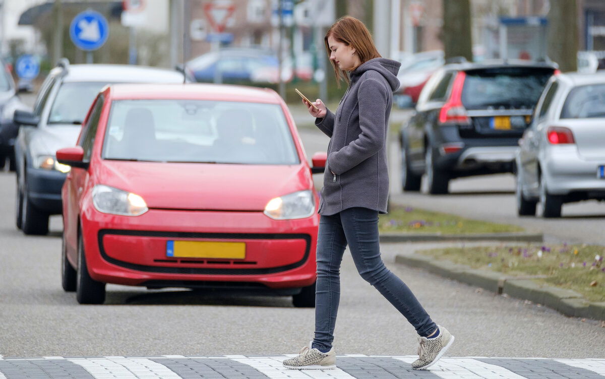 Dgt Easter Warning: Phone Zombies Risk Everything Crossing Spanish Streets