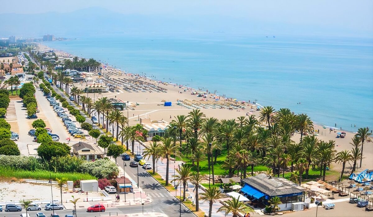 Torremolinos issues swimming warning on Los Álamos beach due to nearby sewage spill