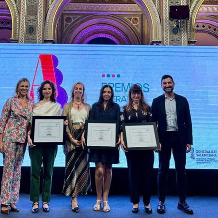 Tenant and landlord signing rental contract in Spain amid proposed 2 percent rent cap