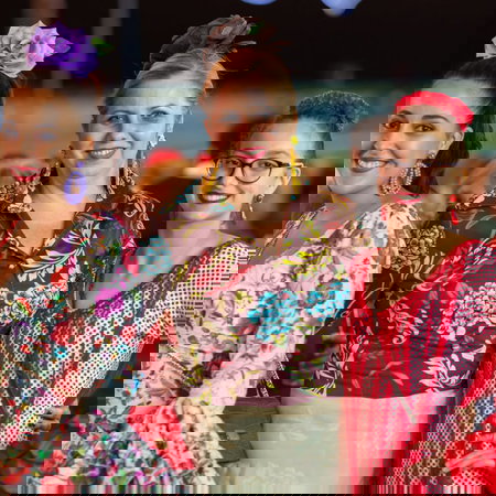 Sign at a Spain café terrace stating customers must meet a minimum spend to join tables together