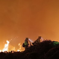 Firefighters from EMA INFOCA battle Tarifa fires in 2025.