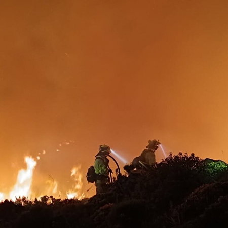 Firefighters from EMA INFOCA battle Tarifa fires in 2025.