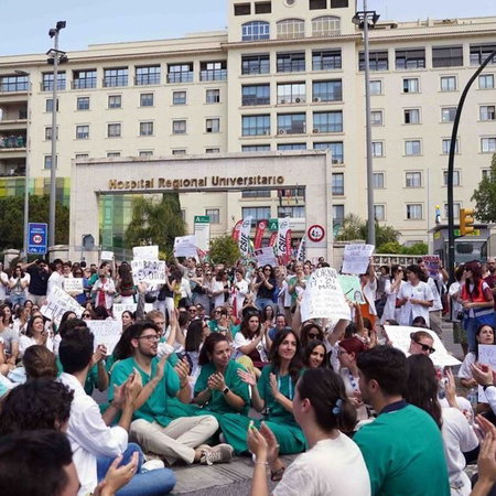 Doctors protest conditions after breakdown of talks.