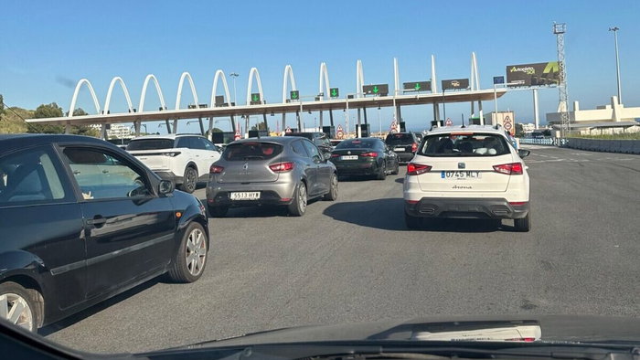 Approach to one of the tolls on the AP-7