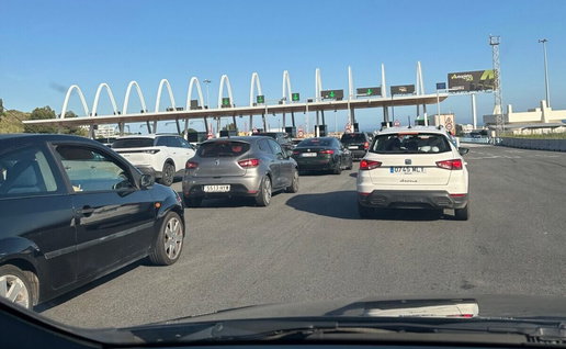 Approach to one of the tolls on the AP-7