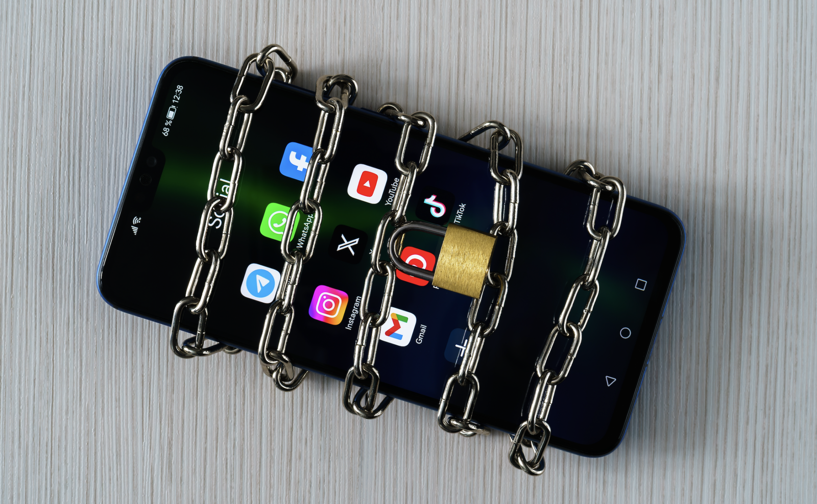 Stop Press! Spain Sidelines Social Scrolling!