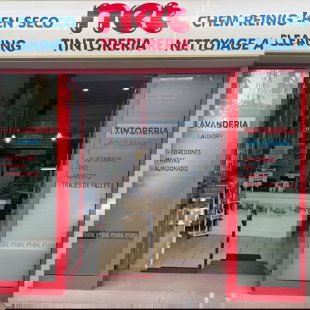 Tintoreria Net shop front.
