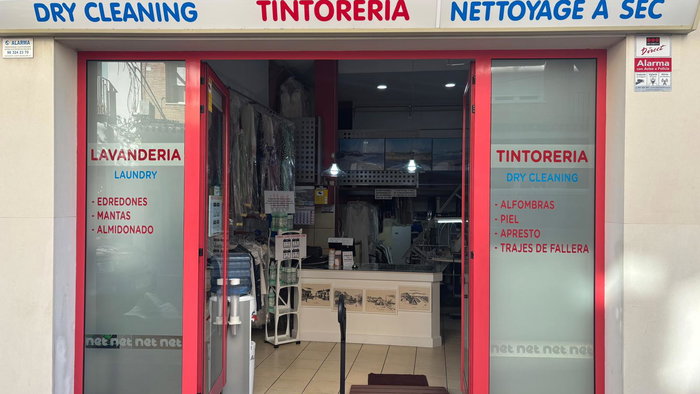 Tintoreria Net shop front.