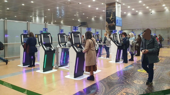 Passengers using the new EES machines.